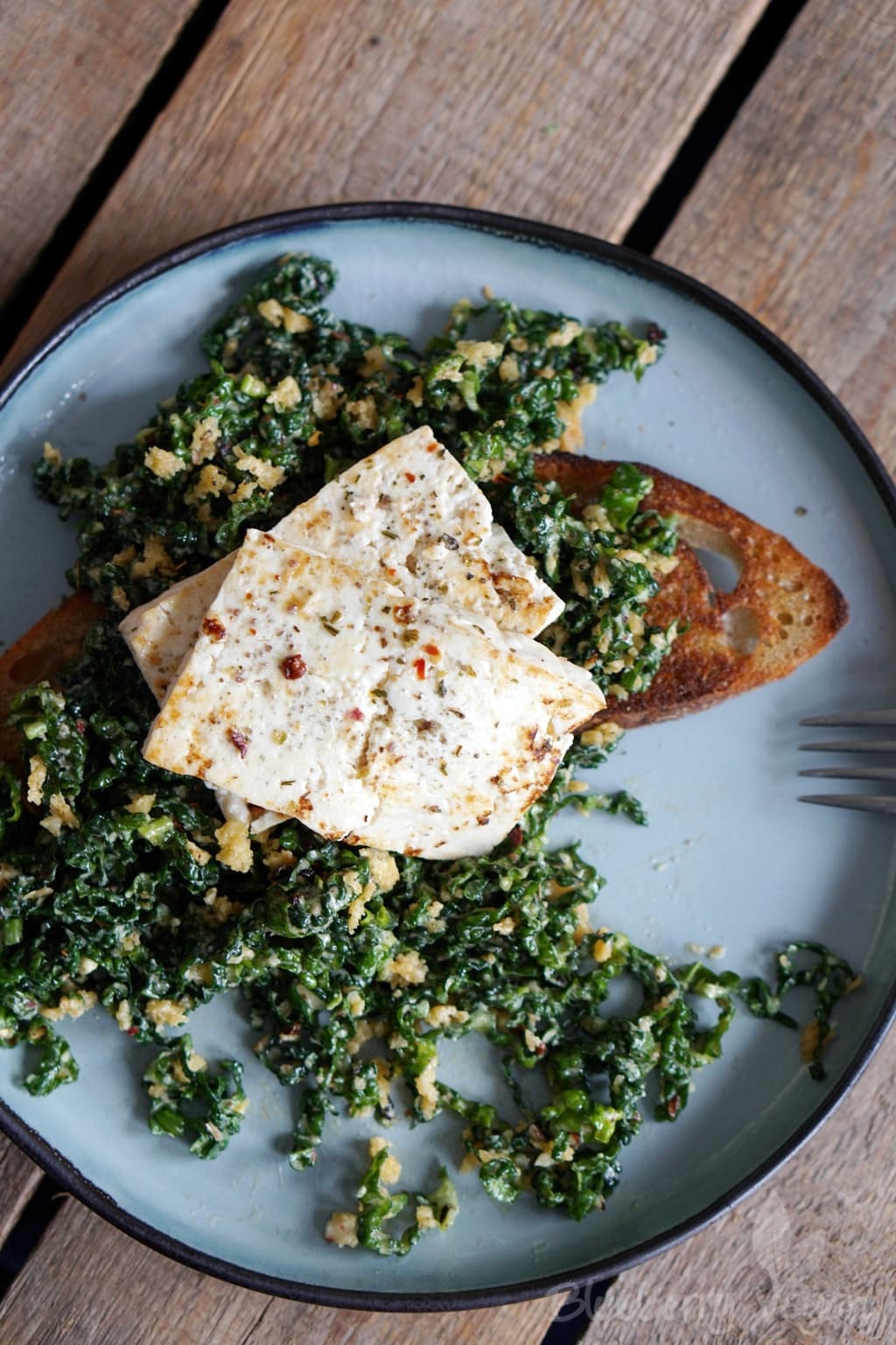 Würziger Schwarzkohlsalat mit gebratenem Tofu auf Sauerteigbrot