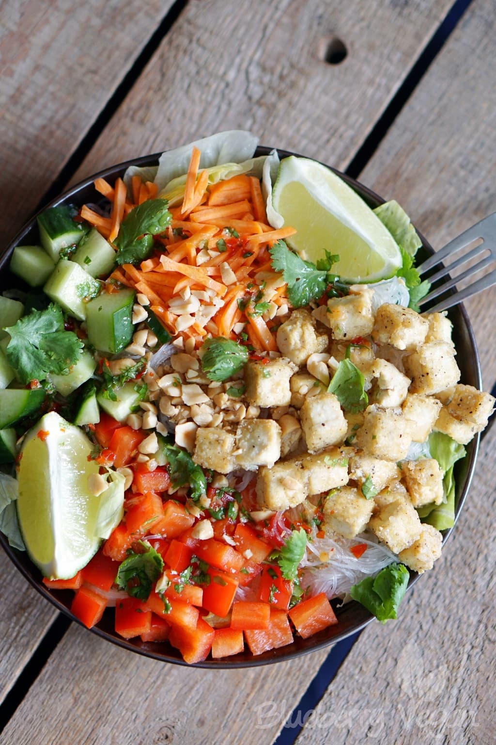 Bunter Glasnudelsalat mit knusprigem Tofu und Chili-Limetten-Dressing